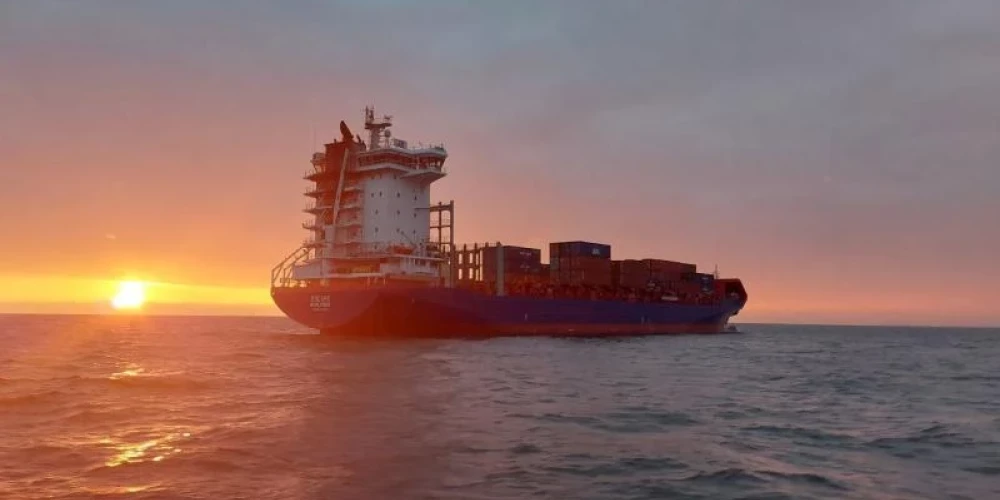 Baltijas jūrā degošais kuģis neapdraud vidi, apgalvo amatpersonas