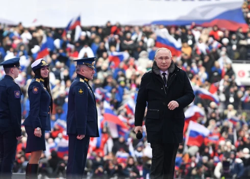 Reihs ir atdzimis — gaviļu pavadībā Putins slavē "vēsturisko teritoriju atgūšanu"