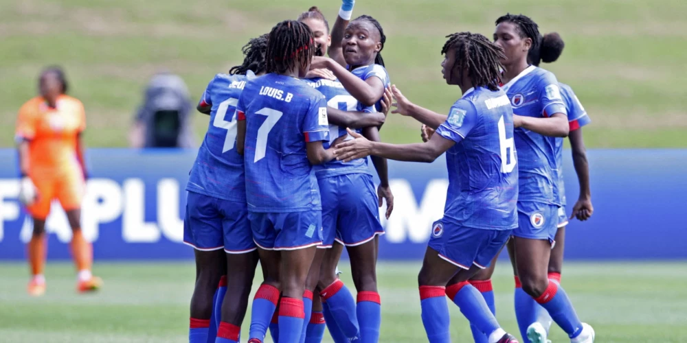 Haiti futbolisti atzīmē vārtu guvumu.