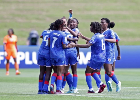 Haiti futbolisti atzīmē vārtu guvumu.