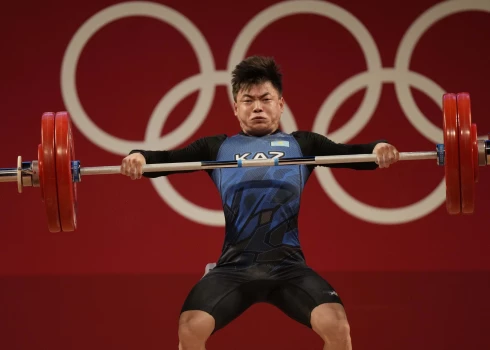 Tokijas olimpisko spēļu medaļnieks svarcelšanā Sons saņem astoņu gadu diskvalifikāciju