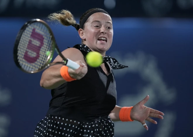 Ostapenko Dubaijas turnīra astotdaļfinālā zaudē Sabaļenkai