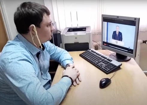 "Полностью согласен, отличное выступление": российский депутат слушал послание Путина с лапшой на ушах