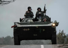 Ukrainas un Krievijas robežas tuvumā fiksēta Krievijas militārās tehnikas kolonnu kustība bez identifikācijas pazīmēm un karaspēku.