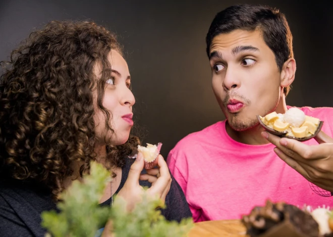 Мужчины переедают, женщины - увлекаются сладким: опрос выявил вредные пищевые привычки латвийцев