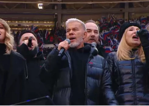 Олег Газманов на концерте в "Лужниках" спрятал логотип Prada на своем пуховике