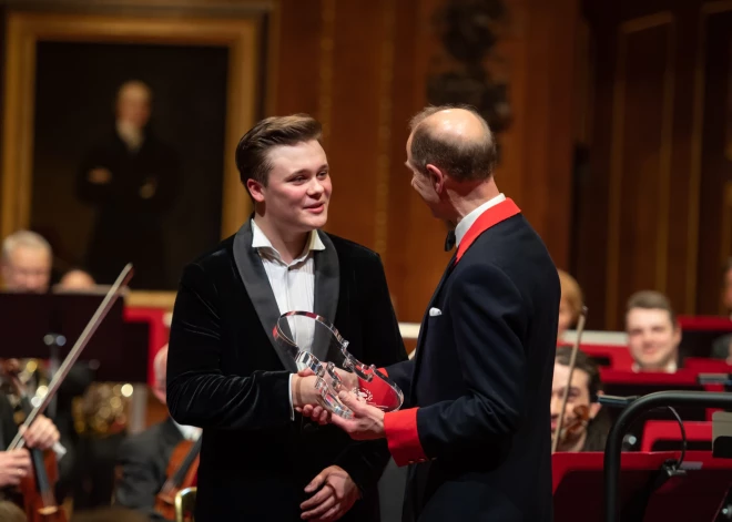 Vijolnieks Daniils Bulajevs uzstājies Vindzoras pilī, Lielbritānijā kopā ar Philharmonia Orchestra diriģentes Marinas Alsopas vadībā. Koncertu apmeklēja Lielbritānijas karalis Čārzls III un viņa brālis Princis Edvards. Iespēja uzstāties augstdzimušajiem viesiem Daniilam Bulajevam radās pēc uzvaras 8. Vindzoras starptautiskajā stīginstrumentu konkursā (The Windsor Festival International String Competition).  