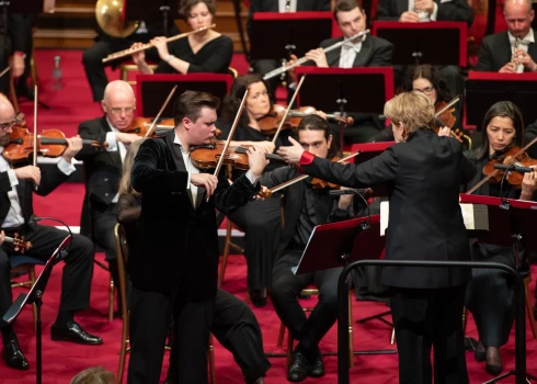 Britu karalis Čārzls III bauda Latvijas jaunā vijolnieka Daniila Bulajeva koncertu