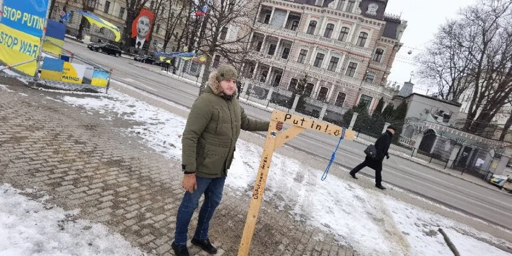 “Izmērs ir atbilstošs,” par karātavām noteica aktīvists.