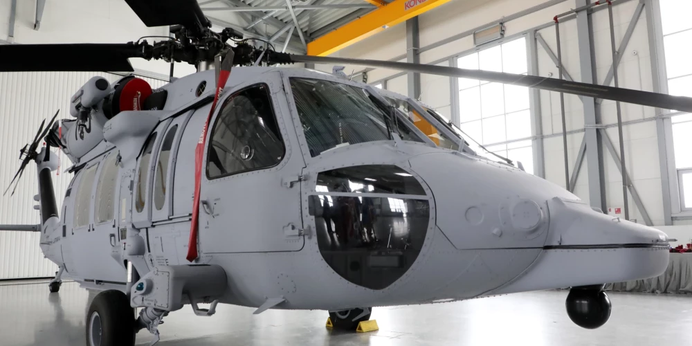 Viens no jaunajiem helikopteriem UH-60M "Black Hawk" Nacionālo bruņoto spēku Aviācijas bāzē Lielvārdē.