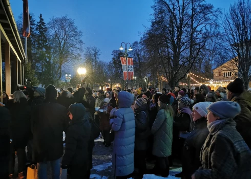 Cilvēki Ogrē kuplā skaitā pulcējas muzeja atbalsta akcijā "Demokrātija ir trausla kā porcelāns"