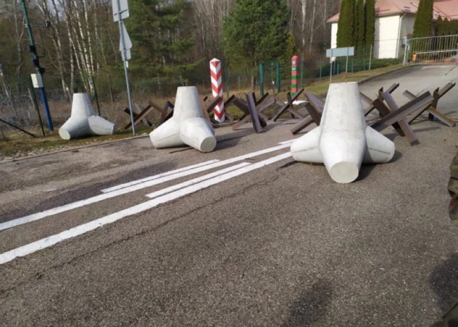 Polija uz robežas ar Krieviju un Baltkrieviju sāk uzstādīt prettanku barjeras