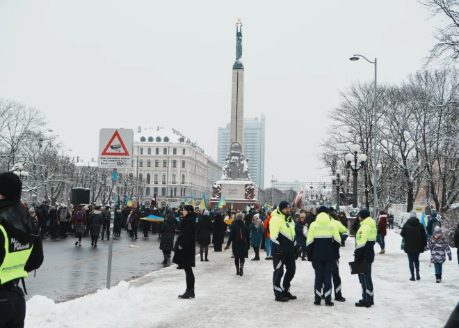 Piektdienas rītā, apritot gadam kopš Krievijas pilna apmēra iebrukuma Ukrainā, Rīgā, laukumā pie Brīvības pieminekļa, vairāki tūkstoši cilvēku sapulcējušies, lai paustu atbalstu Ukrainai.