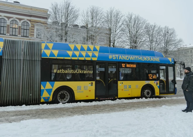 No 24. februāra Rīgā kursē īpaša dizaina trolejbuss, kuru rotā Ukrainas karoga krāsas un simboli. 