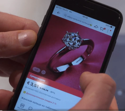 Pirms devies uz veikalu, vīrietis esot iepazinies ar piedāvājumu arī kādā internetveikala mājaslapā, kur bija noskatījis gredzenu, kas maksā trīs eiro un 51 centu.