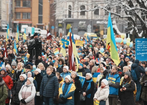 ФОТО: тысячи человек собрались у памятника Свободы в Риге в поддержку Украины