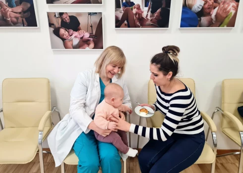 Sirsnīgu brīdi Dzemdību namā sarūpējusi ukraiņu bēgle Katerina ar Rīgā pasaulē laisto dēliņu