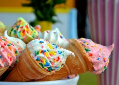 Причина того, что мороженое остается мягким и его легко можно есть, кроется в том, что сахар снижает температуру замерзания воды, в которой он растворен