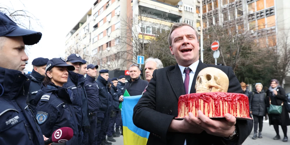 Чедомир Стойкович пришел с тортом, увенчанным черепом