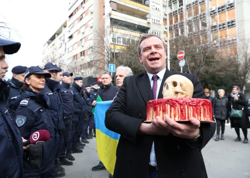 Чедомир Стойкович пришел с тортом, увенчанным черепом