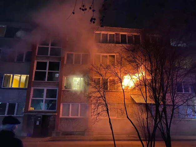 Kopmītņu tipa ēkas arhitektūra neļāva cilvēkiem glābties pa gaiteni, atlika cerēt uz palīdzību pie logiem.