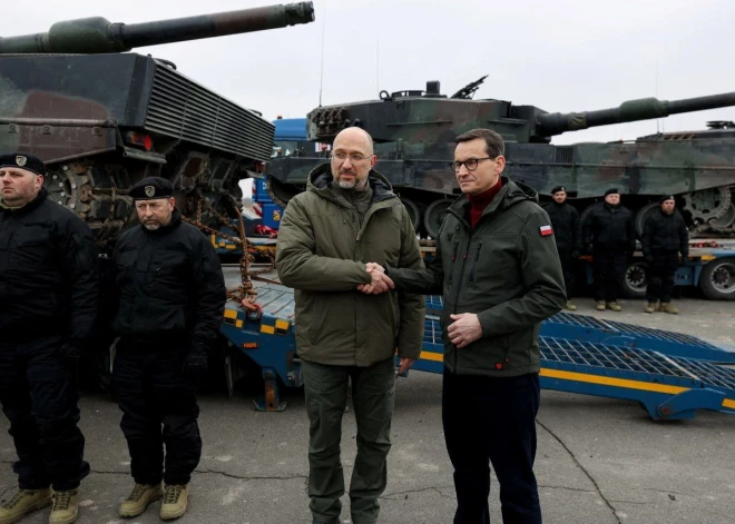 Polija piegādājusi Ukrainai pirmos četrus Vācijā ražotos kaujas tankus "Leopard 2", bet nākamās tanku piegādes gaidāmas jau tuvāko dienu laikā, piektdien paziņoja Polijas amatpersonas.