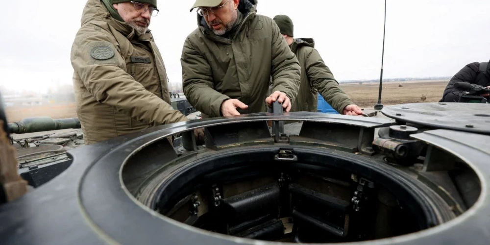 Ukrainas premjerministrs Deniss Šmihals un Ukrainas aizsardzības ministrs Oliksijs Rezņikovs apskata saņemtos "Leopard 2" tankus.