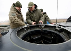 Ukrainas premjerministrs Deniss Šmihals un Ukrainas aizsardzības ministrs Oliksijs Rezņikovs apskata saņemtos "Leopard 2" tankus.