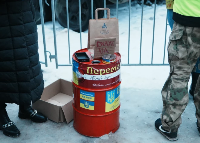 Šodien, 24. februārī, Kronvalda parkā, iepretim Krievijas vēstniecībai, notika biedrības "Austošā saule" pikets, lai atgādinātu par noziedzīgā Krievijas kara Ukrainā gadadienu. Pasākums pulcēja desmitiem cilvēku, kas turot plakātus, norādīja uz Krievijas noziegumiem Ukrainā, un pieprasīja kara pārtraukšanu.