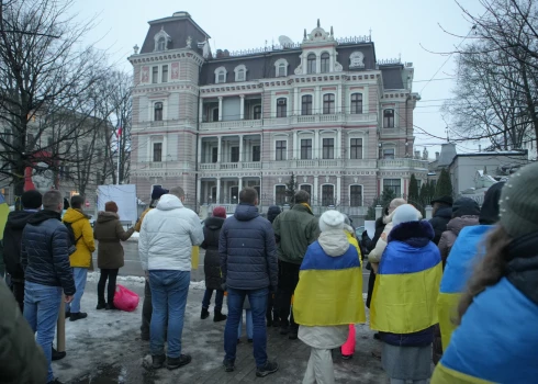 Piketa dalībnieki pauda apņēmību turpināt atbalstīt Ukrainu, ticību tās uzvarai un visstingrāko nosodījumu Krievijai.