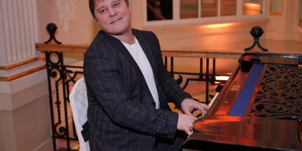 Tik priecīgs aktieris Mārtiņš Egliens sen teātrī nebija redzēts! Viņš apmeklēja "Debesjuma" pirmizrādes svinības, kur uzspēlēja klavieres.