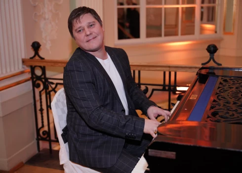 Tik priecīgs aktieris Mārtiņš Egliens sen teātrī nebija redzēts! Viņš apmeklēja "Debesjuma" pirmizrādes svinības, kur uzspēlēja klavieres.