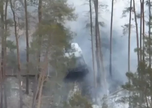VIDEO: "Uguns par miljonu dolāru!" Ukraiņi pie Kreminnas iznīcinājuši veselu tanku un kājnieku rotu