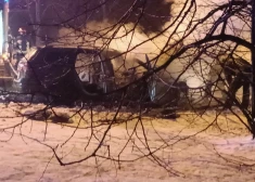 VIDEO: nakts laikā Rīgā pilnībā nodegusi automašīna
