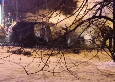 VIDEO: nakts laikā Rīgā pilnībā nodegusi automašīna