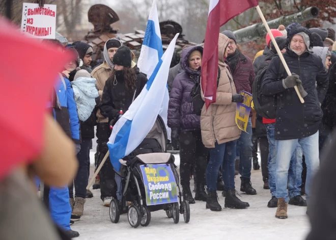 Latvijā dzīvojošie krievu tautības cilvēki protestē pie Krievijas vēstniecības pret karu Ukrainā.