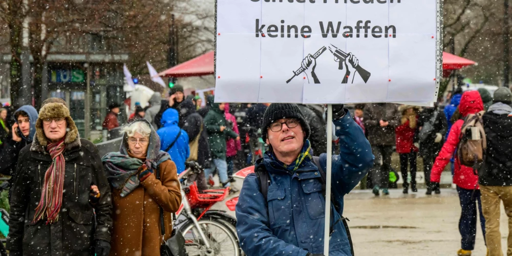 Berlīnē tūkstoši protestē pret ieroču piegādēm Ukrainai