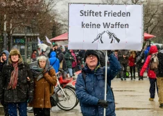 Тысячи берлинцев вышли на митинг против поставок оружия Украине - он вызвал шквал критики еще до начала
