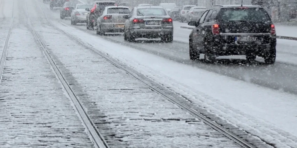 CSDD оказывает консультации водителям в зимних условиях с 2015 года (Фото: LETA)