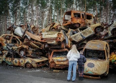 Iznīcinātās automāšinas Irpiņā apglezno ar saulespuķēm. 