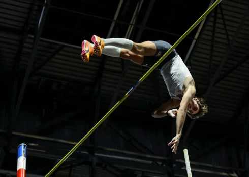 Armands Duplantis pasaules rekordu labojis jau sesto reizi pēdējo trīs gadu laikā.