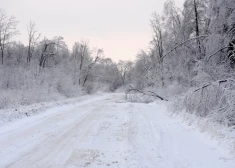 Sniega un apledojuma dēļ daudzviet Latvijā apgrūtināti braukšanas apstākļi