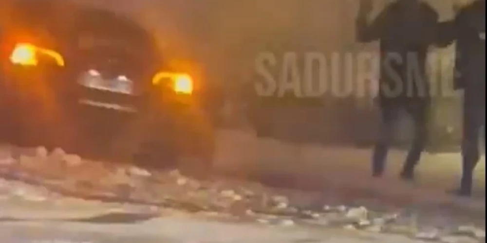 VIDEO: policisti dzenas pakaļ "Tesla" automobilim; pēc tā avārijas bēgļi mēģina aizskriet