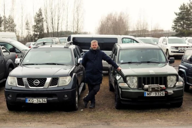 Reinis Pozņaks starp uz Ukrainu nosūtāmajiem transportlīdzekļiem.