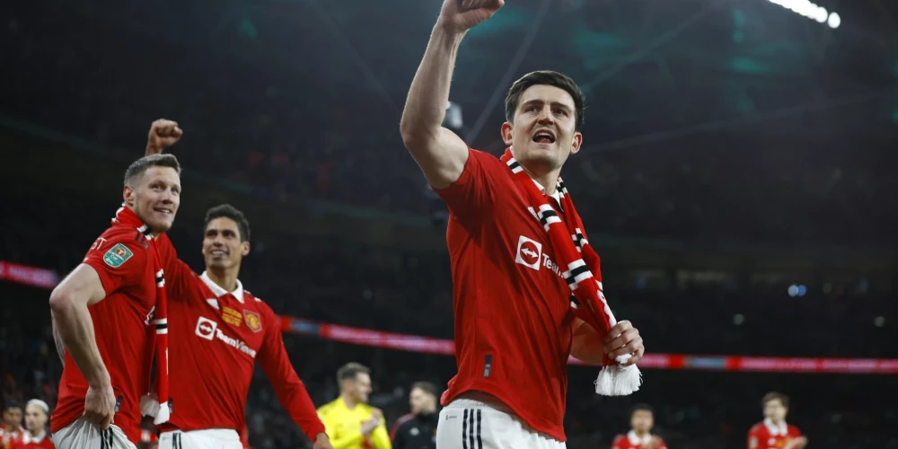 Mančestras "United" futbolisti triumfē Līgas kausa izcīņas finālā