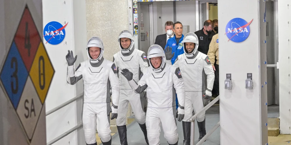 Kosmosa kuģim "Dragon" bija jānogādā SKS četri astronauti - divi no ASV, viens no Krievijas un viens no Apvienotajiem Arābu Emirātiem.