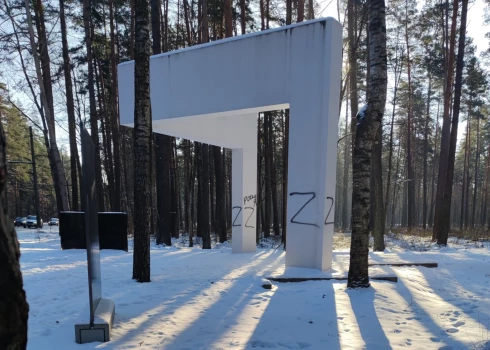 Atkal apķēpāts holokausta upuru memoriāls Biķernieku mežā