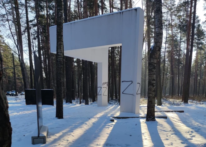 Atkal apķēpāts holokausta upuru memoriāls Biķernieku mežā