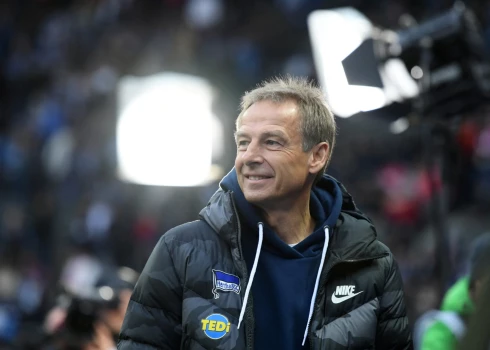 Klinsmans kļūst par Dienvidkorejas izlases galveno treneri; Trusjē vadīs vjetnamiešus
