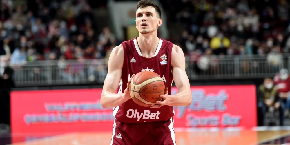 Bez savainotā Žagara, bet ar atlabušo Kurucu: Latvijas basketbola izlase šovakar noslēgs visu laiku veiksmīgāko Pasaules kausa kvalifikāciju